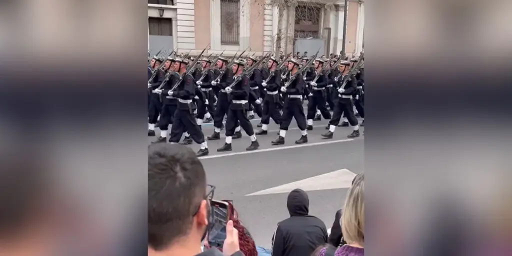 EΔΕ για το σύνθημα στην παρέλαση της Σχολής Μονίμων Υπαξιωματικών Ναυτικού κατά της Τουρκίας