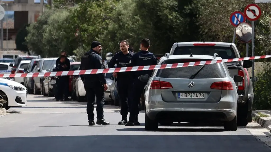 Κορωπί: Φρουρούμενος στο ΚΑΤ ο δράστης της επίθεσης στο Α.Τ.