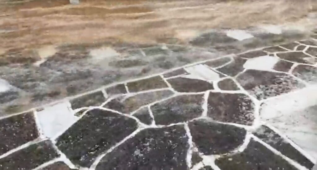 “Πνίγηκε” από τις ισχυρές καταιγίδες η Πάρος – Μήνυμα του 112 για απαγόρευση μετακίνησης με οχήματα στο νησί