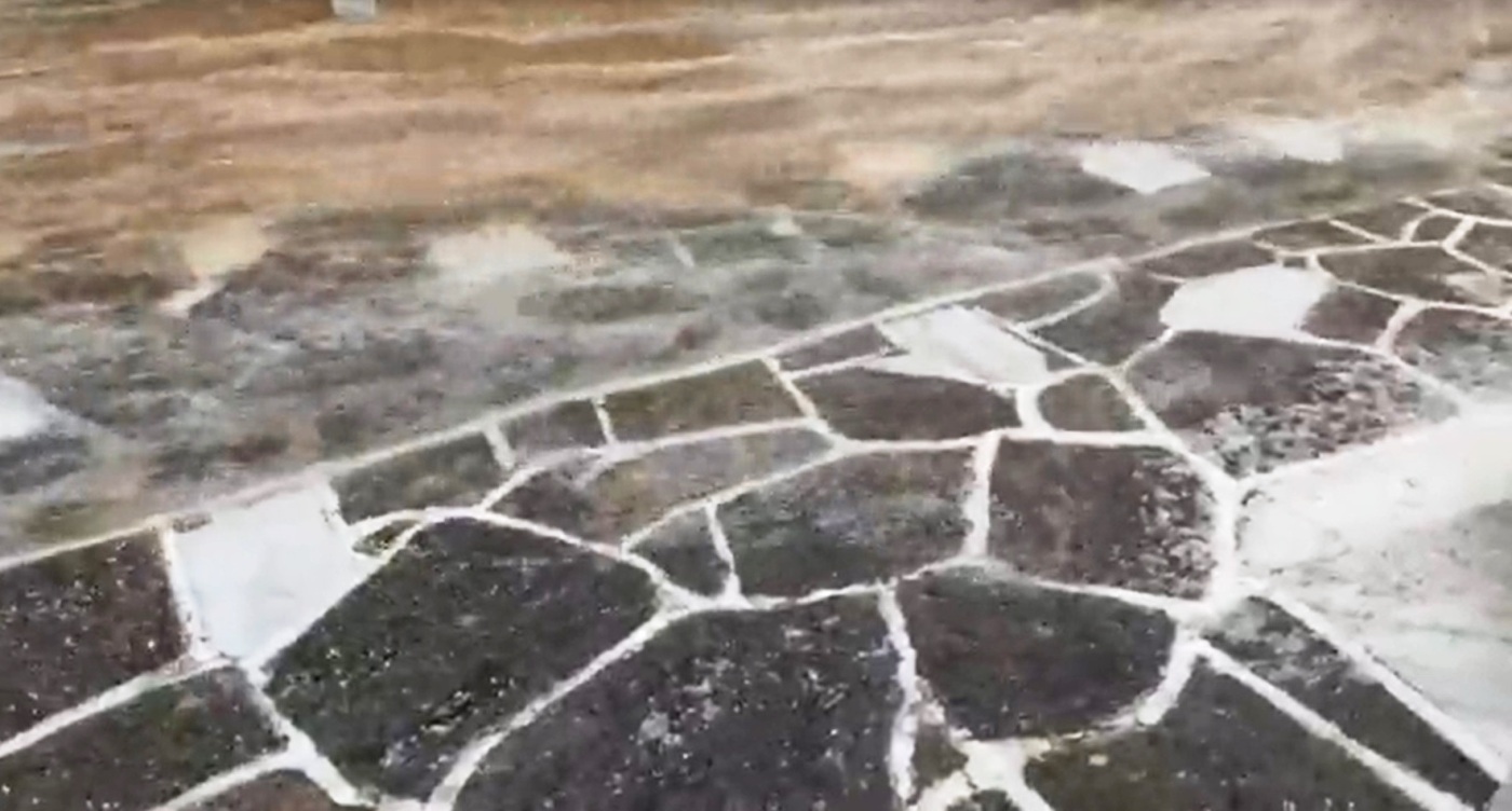 "Πνίγηκε" από τις ισχυρές καταιγίδες η Πάρος - Μήνυμα του 112 για απαγόρευση μετακίνησης με οχήματα στο νησί