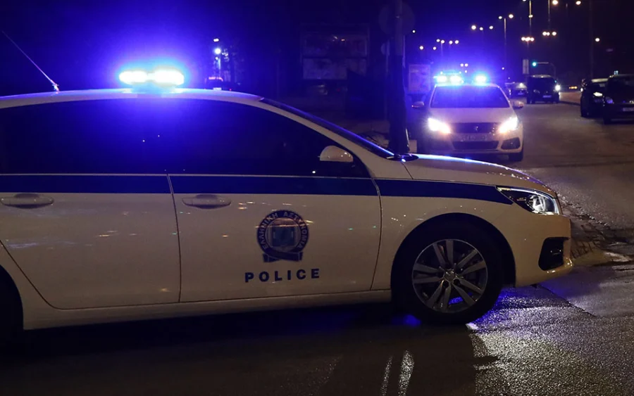 Θεσσαλονίκη: Oδηγός δεν σταμάτησε σε σήμα αστυνομικών, παραβίασε “κόκκινα”, έπεσε σε οχήματα και σε μπάρες