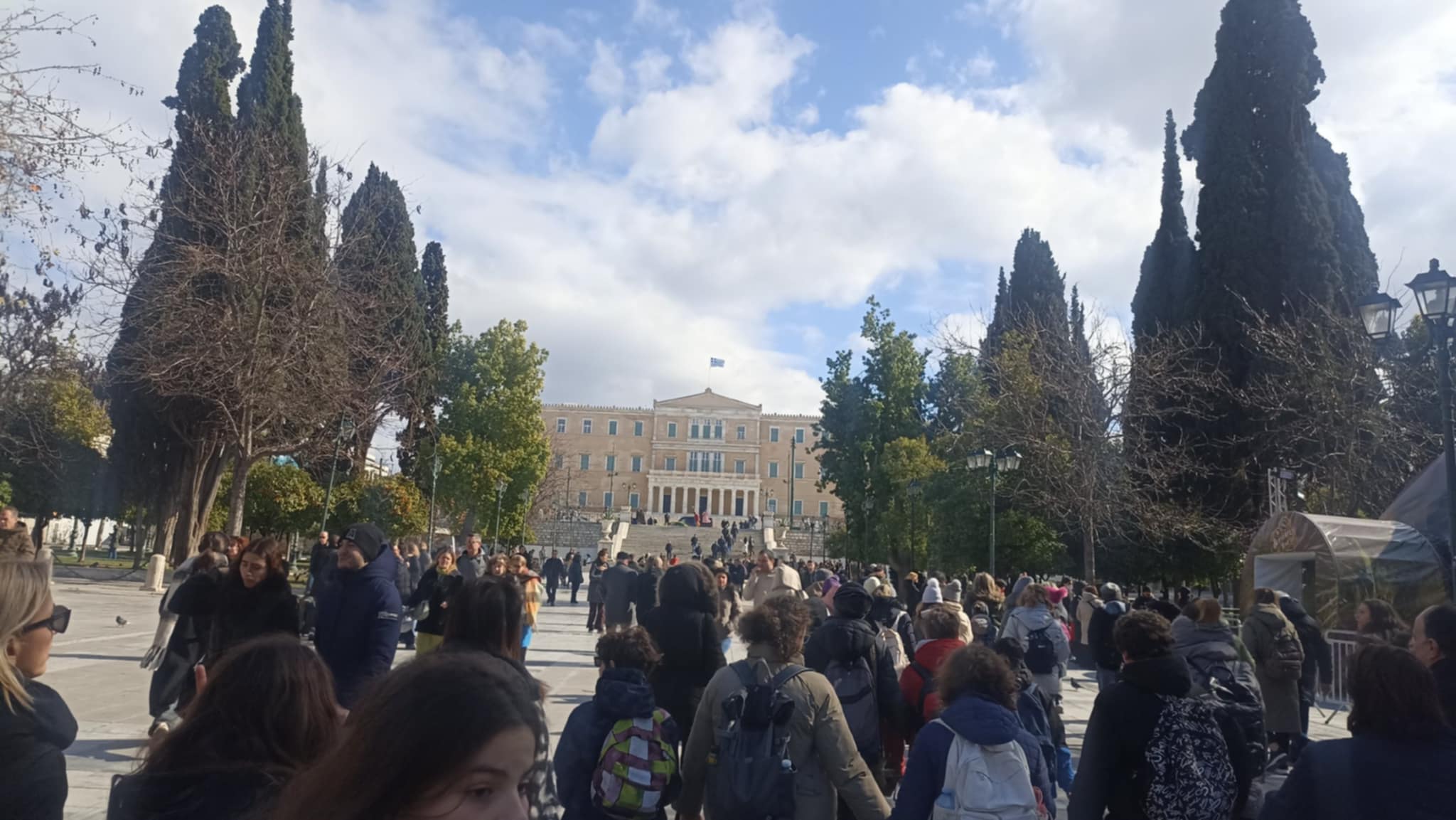 Ο μισθός δεν φτάνει για 6 στους 10 εργαζόμενους – Το 88% «κόβει» βασικά είδη διατροφής