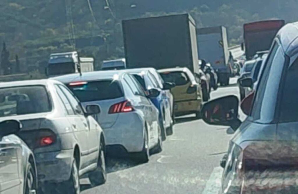 Τεράστιες ουρές αυτοκινήτων στο Δερβένι εξαιτίας φωτιάς σε φορτηγό