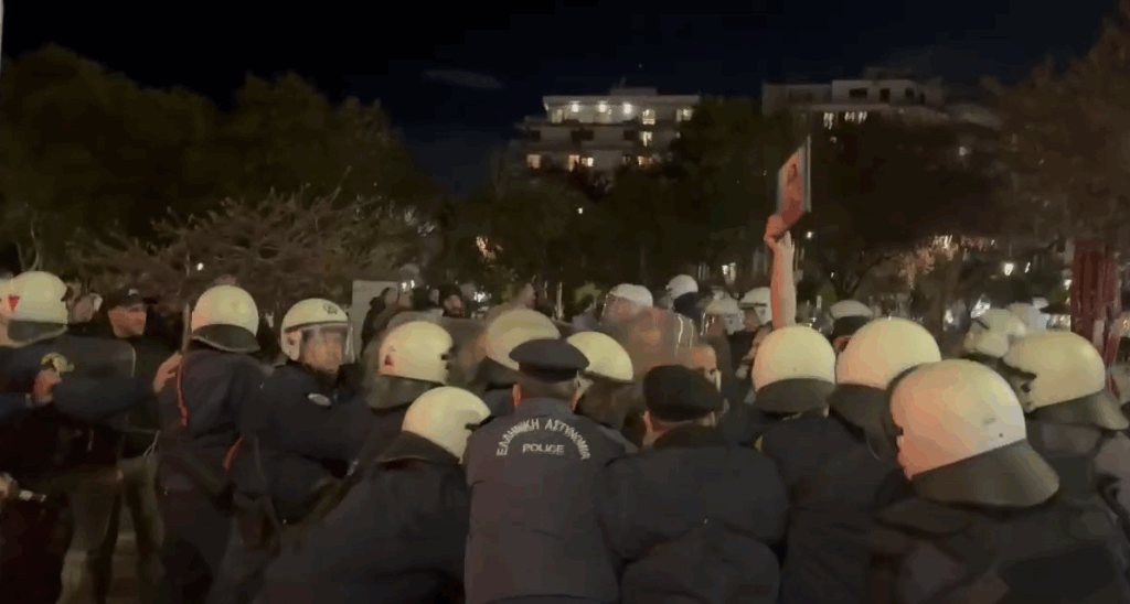 Θεσσαλονίκη: Επεισόδια για την παράσταση Ζαραλίκου – ΜΑΤ συγκρούστηκαν με πολίτες που κρατούσαν εικόνες του Χριστού