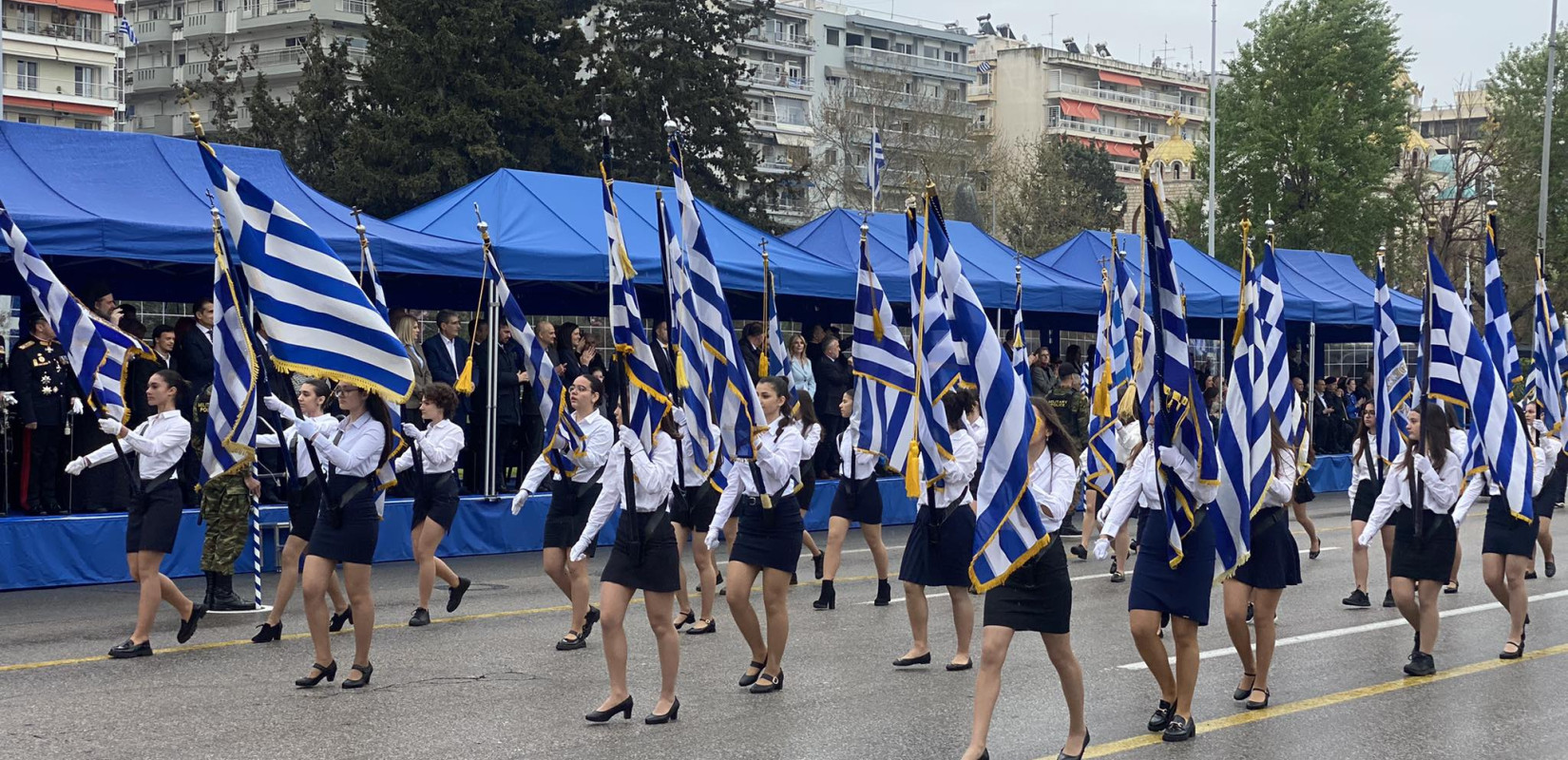 Θεσσαλονίκη: Η μαθητική παρέλαση για την 25η Μαρτίου υπό βροχή