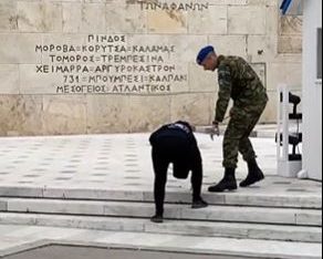 Υπάλληλος της Βουλής η γυναίκα που προσπάθησε να γράψει συνθήματα στο Μνημείο του Άγνωστου Στρατιώτη