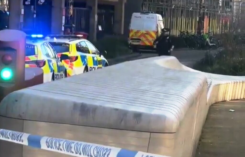 Αυτοκίνητο έπεσε πάνω σε τρείς πεζούς στο Λονδίνο