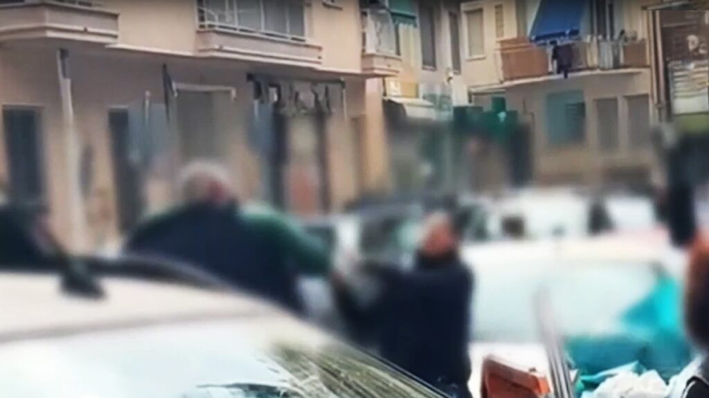 Οδηγός στην Κυψέλη μπήκε ανάποδα σε δρόμο και χτύπησε γυναίκα επειδή του ζήτησε να κάνει όπισθεν