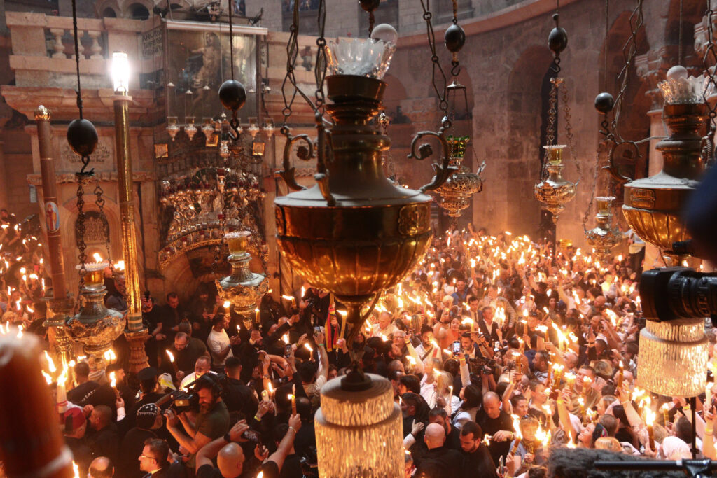 Δείτε “ΖΩΝΤΑΝΑ” από τα Ιεροσόλυμα: Σε κλίμα κατάνυξης η μυστηριακή Τελετή Αφής του Αγίου Φωτός