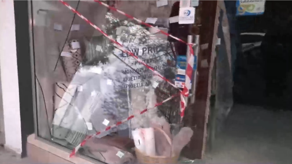 Θεσσαλονίκη: Μηχανάκι “καρφώθηκε” σε βιτρίνα καταστήματος