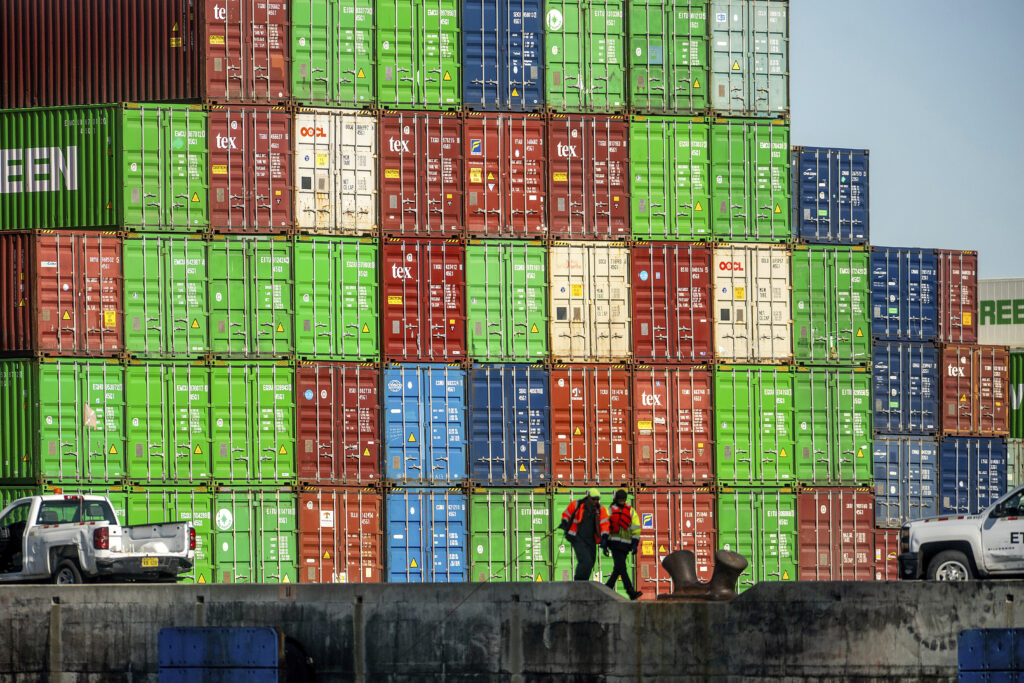 Σε ισχύ από σήμερα το πρώτο κύμα δασμών για προϊόντα που εισάγονται στις ΗΠΑ – Ισχυροί τριγμοί στην Ευρώπη