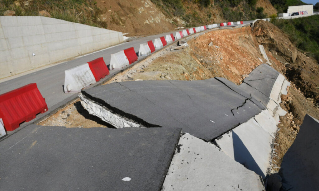 Λάρισα-Βόλος: Κατέρρευσε τμήμα δρόμου λίγο πριν τα εγκαίνια – Έργο Αγοραστού