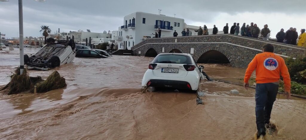 Πρωτοφανείς καταστροφές στις Κυκλάδες – Μεγάλες ζημιές, απαγόρευση μετακινήσεων και κλειστά σχολεία