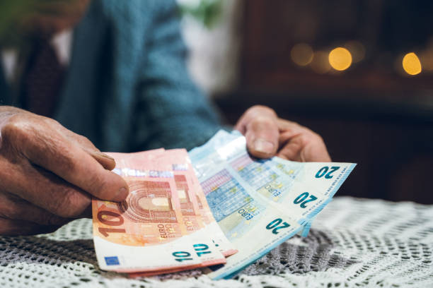 Αφήνουν τους συνταξιούχους το Πάσχα χωρίς χρήματα