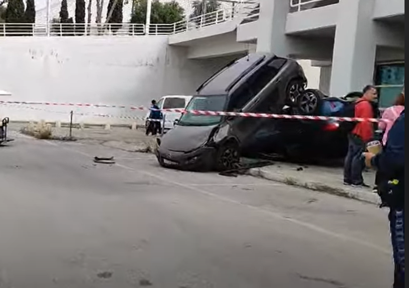 Τροχαίο στο ΟΑΚΑ: «Κόλλησε το γκάζι» και αυτοκίνητο έπεσε σε παρκαρισμένο αυτοκίνητο – Ένα ακόμα αναποδογύρισε