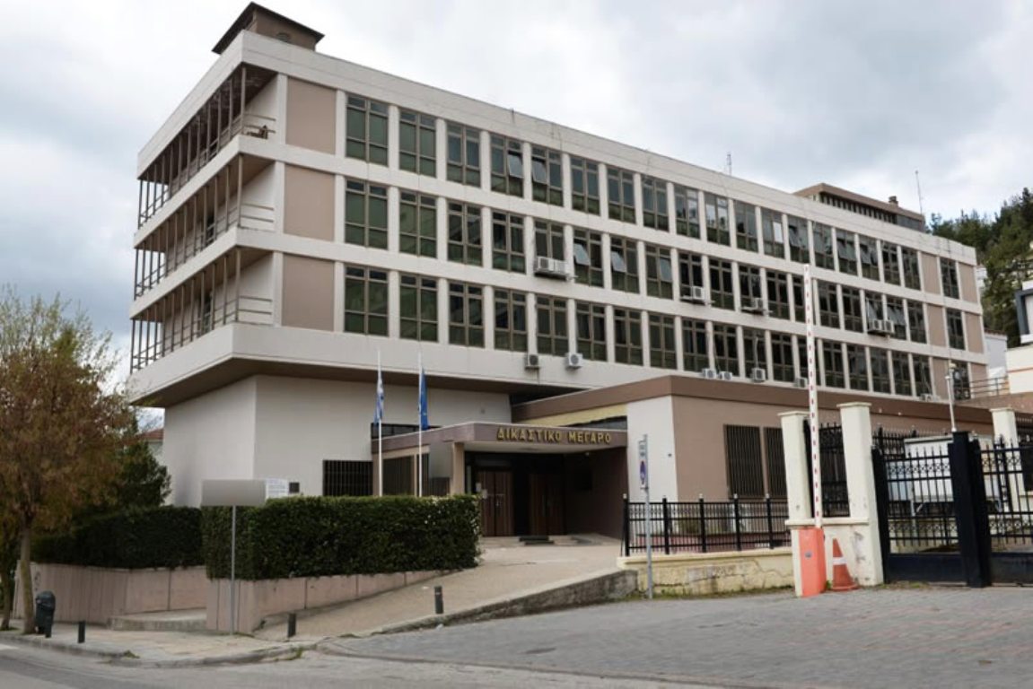 Κακουργηματική δίωξη στον Ουκρανό οδηγό της νταλίκας που έπεσε πάνω στα δύο ΙΧ στο θανατηφόρο τροχαίο στην Εγνατία Οδό