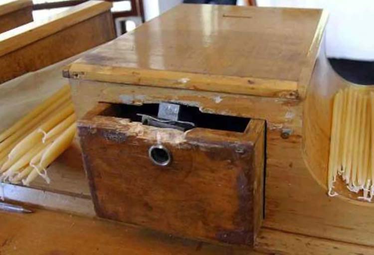 Λάρισα: “Αδειασαν” το παγκάρι της εκκλησίας ανήμερα της Κυριακής του Πάσχα