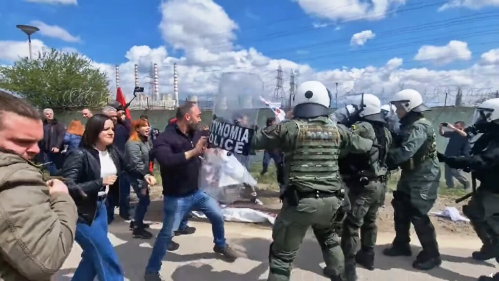 Επεισόδια στον ΑΗΣ Καρδίας Πτολεμαΐδας με εργαζόμενους που ήθελαν να πλησιάσουν τον πρωθυπουργό – Τους απώθησαν τα ΜΑΤ με ρίψη χημικών