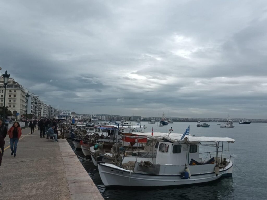 Δυναμικές κινητοποιήσεις αλιέων: «Βάζουν ταφόπλακα στον κλάδο μας – Oι ζυγαριές θα είναι το τέλος της αλιείας στην Ελλάδα»