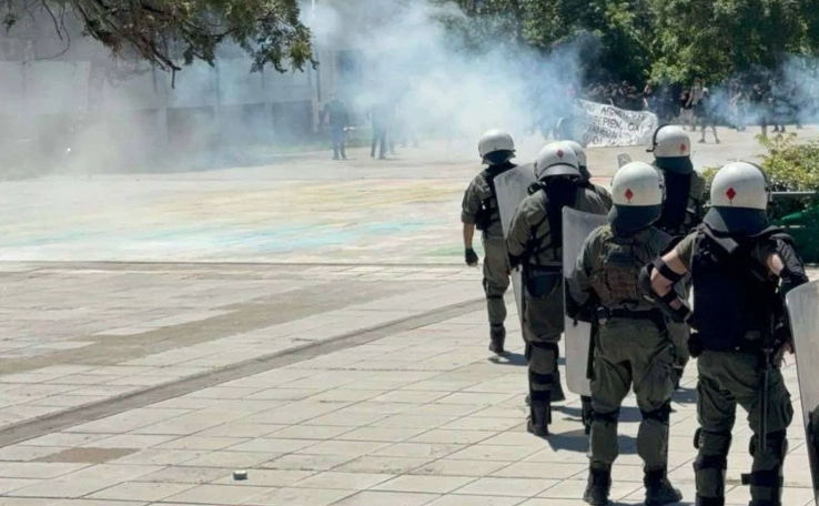 Επεισόδια στο ΑΠΘ – Πέτρες, δακρυγόνα και έφοδος της Aστυνομίας