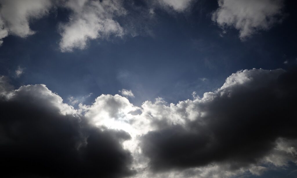 Καιρός: Νεφώσεις με τοπικές βροχές κυρίως τις θερμές ώρες της ημέρας