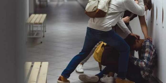 “Πέφτει συνεχώς θύμα bullying λόγω της καταγωγής του”, καταγγέλλει η μάνα του 12χρονου που ξυλοκοπήθηκε από συμμαθητές του στη Νέα Φιλαδέλφεια