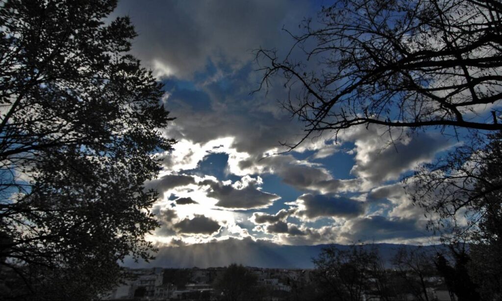 Καιρός: Νεφώσεις παροδικά αυξημένες με τοπικές βροχές