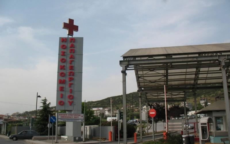 Θεσσαλονίκη: 2χρονο παιδάκι καταπλακώθηκε από σιδερένια πόρτα