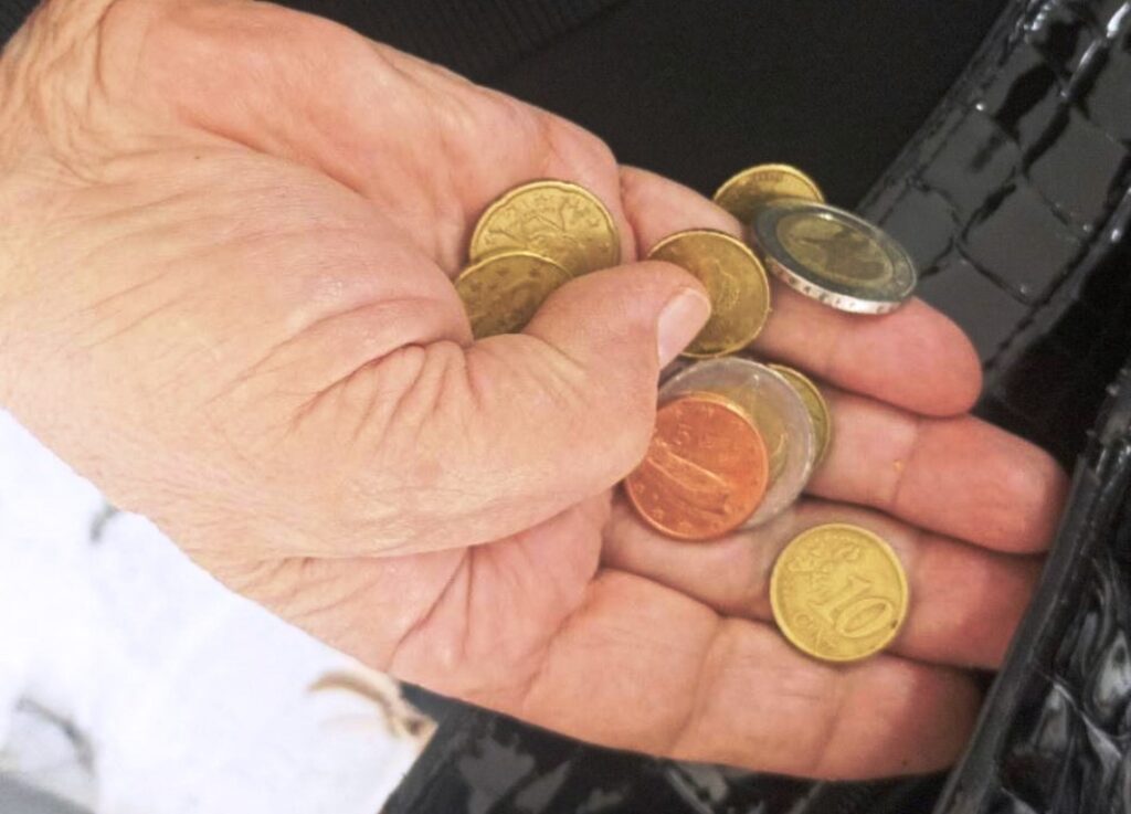 Πάσχα χωρίς χρήματα θα κάνουν οι συνταξιούχοι – Τι αναφέρει ανακοίνωση της Ανωτάτης Γενικής Συνομοσπονδίας Συνταξιούχων Ελλάδας