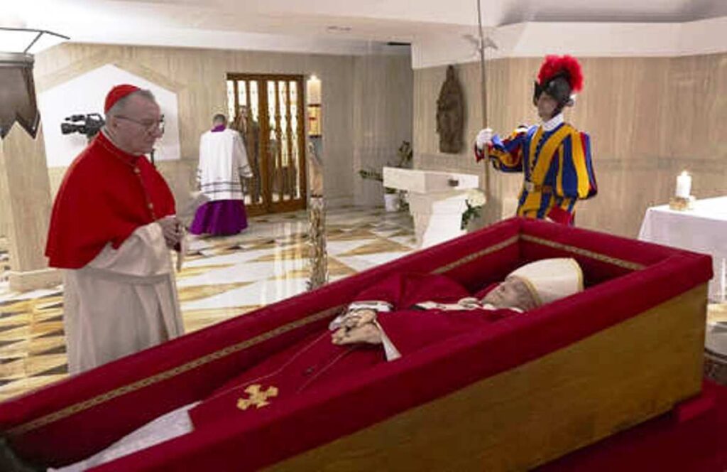 Το Σάββατο το πρωί η κηδεία του πάπα Φραγκίσκου – 5 εκατομμύρια ευρώ διέθεσε η κυβέρνηση της Τζόρτζια Μελόνι για την υποδοχή προσκυνητών και τα έκτακτα μέτρα ασφαλείας