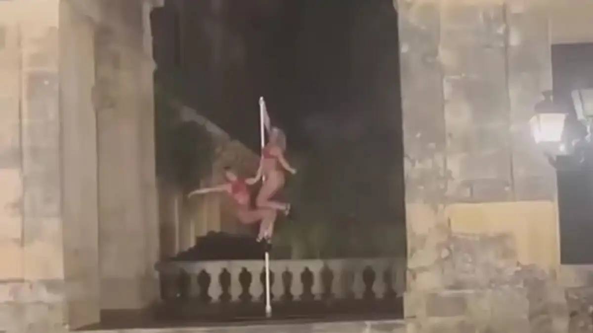 Εικόνες ντροπής: Pole dancing στα Ανάκτορα Κέρκυρας