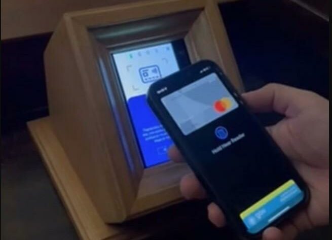 Στο Κολωνάκι το πρώτο POS σε παγκάρι εκκλησίας