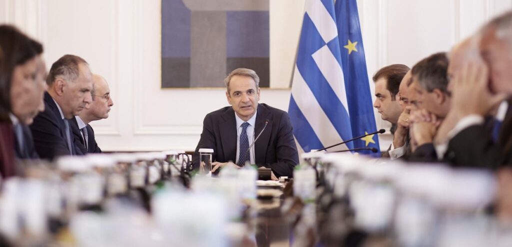 Στο φως μετά από πιέσεις η (λειψή) λίστα με δώρα σε Μητσοτάκη και υπουργούς