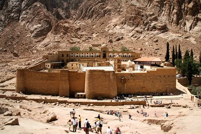 Μονή Σινά: Οι μοναχοί γίνονται “φιλοξενούμενοι” στο σπίτι τους