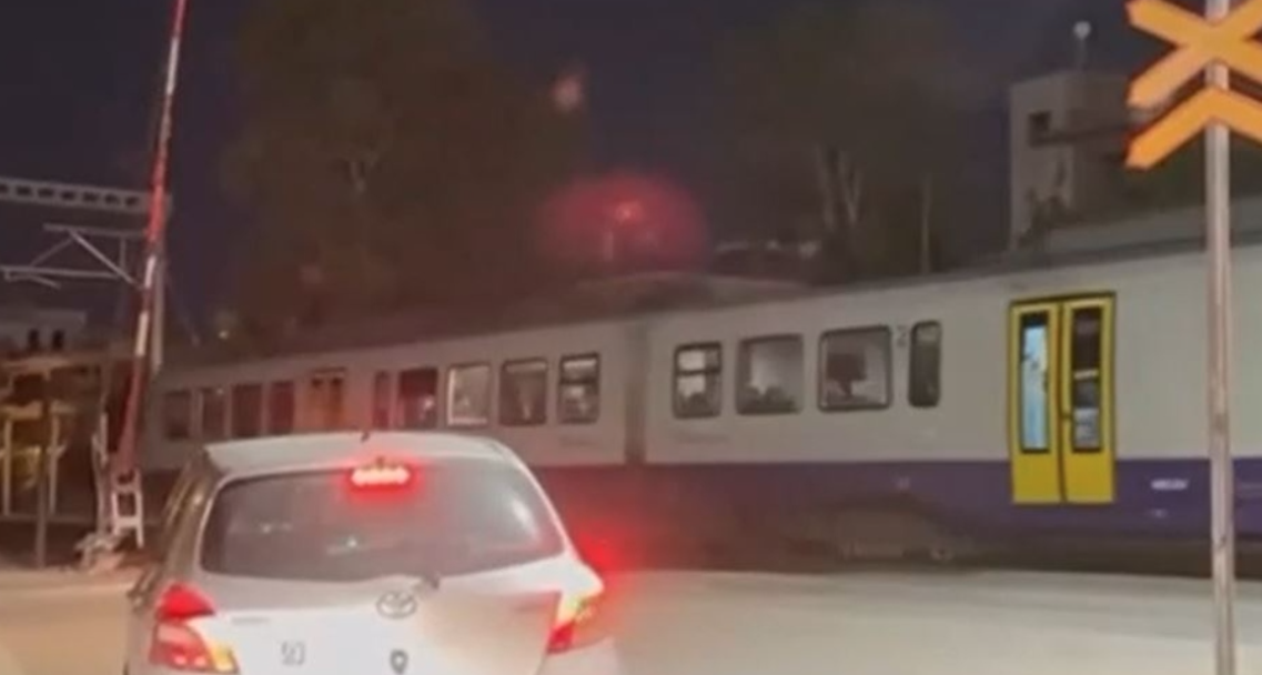 Ταύρος: Περνούν τρένα με τις μπάρες σηκωμένες