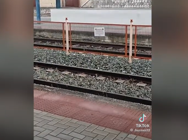 Λάρισα: Μόνο οι… νεροτσουλήθρες λείπουν από τον σταθμό του ΟΣΕ