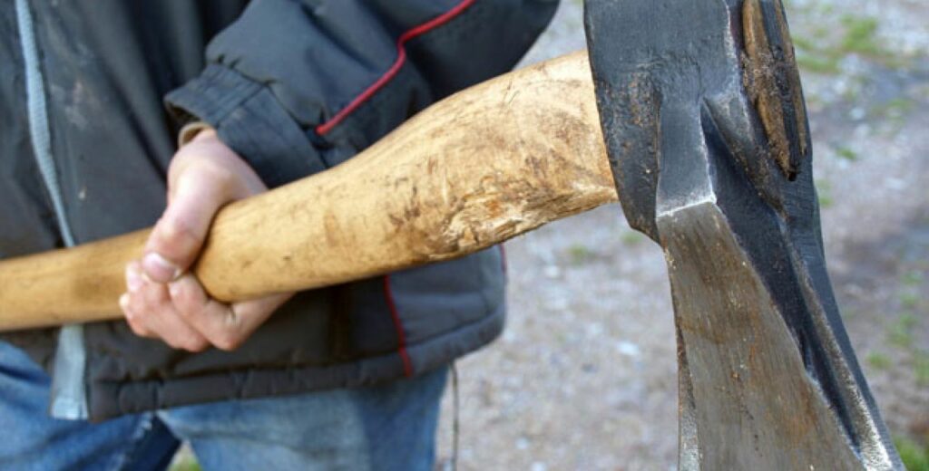 Χανιά: 35χρονος δέχτηκε επίθεση με τσεκούρι την ώρα που οδηγούσε μηχανή