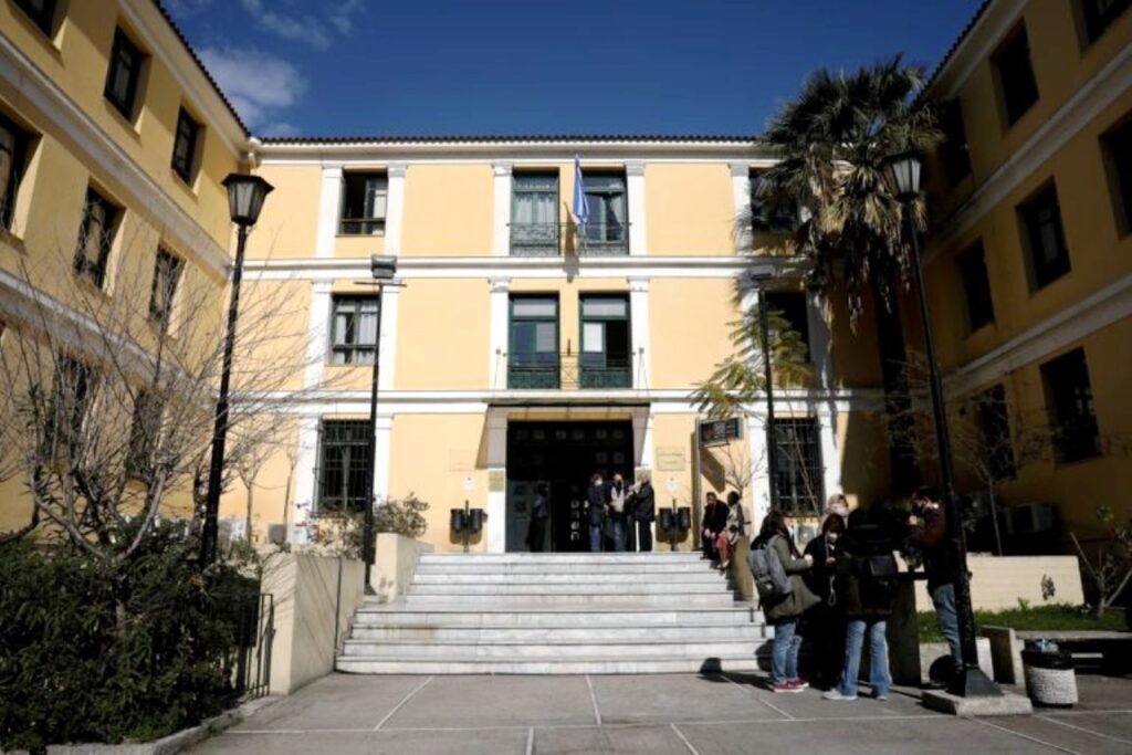 Ελεύθεροι με περιοριστικούς όρους οι έξι κατηγορούμενοι για την εισβολή στη Νομική και την επίθεση σε φοιτητή