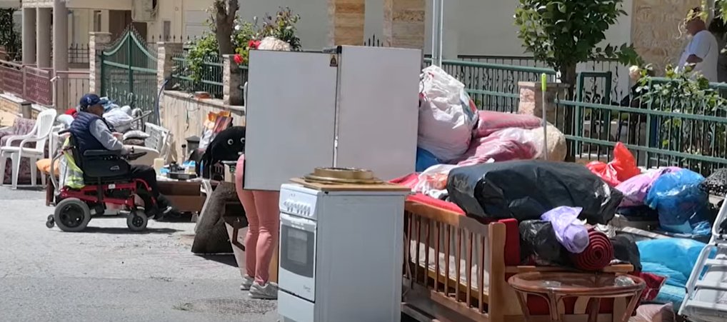 Απανθρωπιά: Ξανά στο δρόμο ο 83χρονος με σοβαρά προβλήματα υγείας από τα Νέα Φλογητά