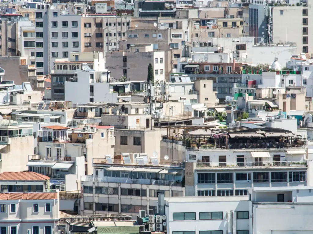 Ο μισός μισθός πάει στο ενοίκιο