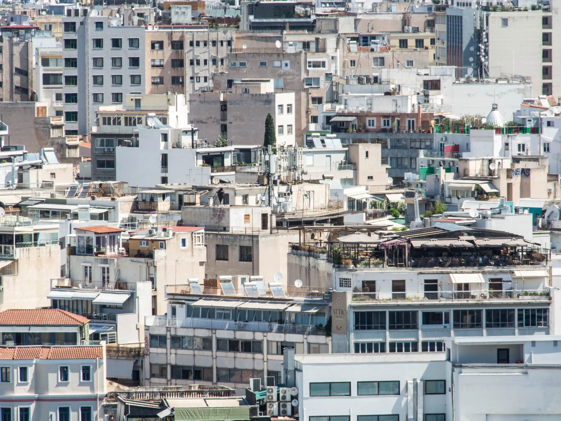 Ο μισός μισθός πάει στο ενοίκιο