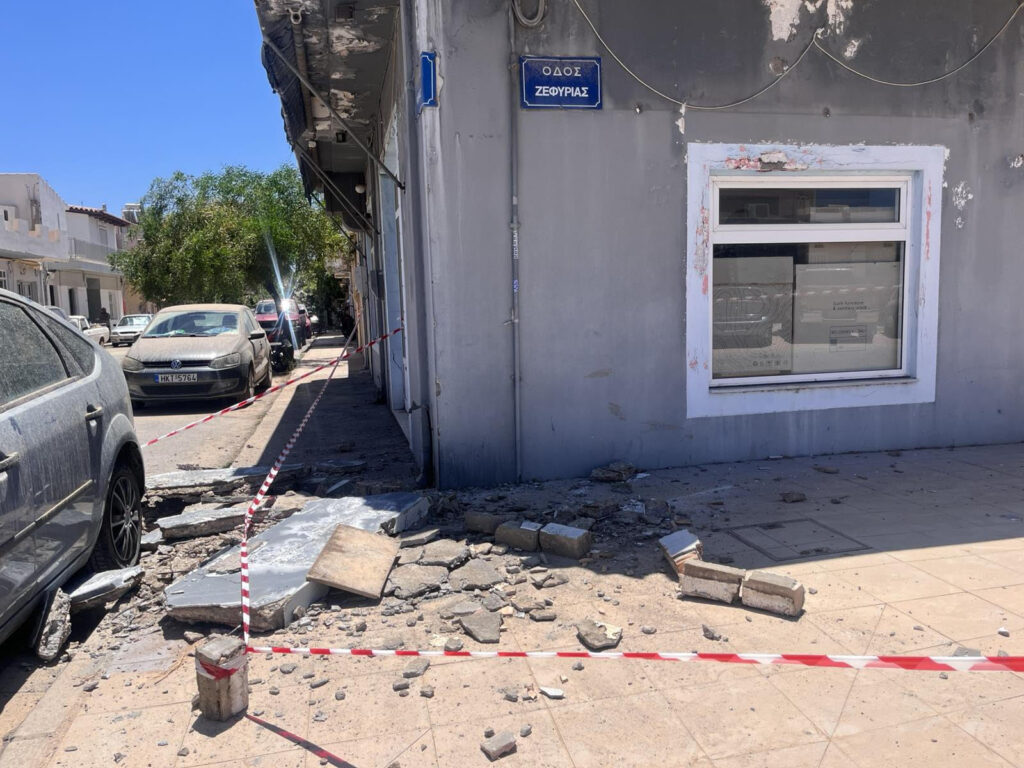 Ηράκλειο: Κατέρρευσε τμήμα από το γείσο κτιρίου στη Νέα Αλικαρνασσό
