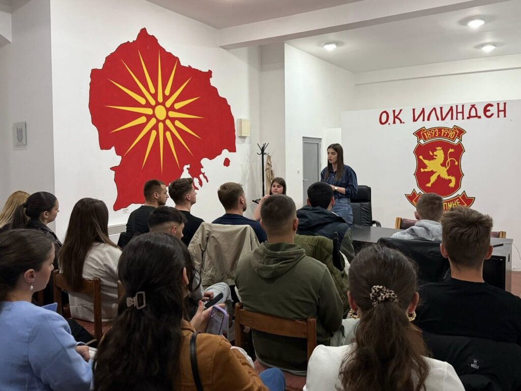 Νέα πρόκληση: Σκοπιανή βουλευτής μαγαρίζει τον Ήλιο της Βεργίνας