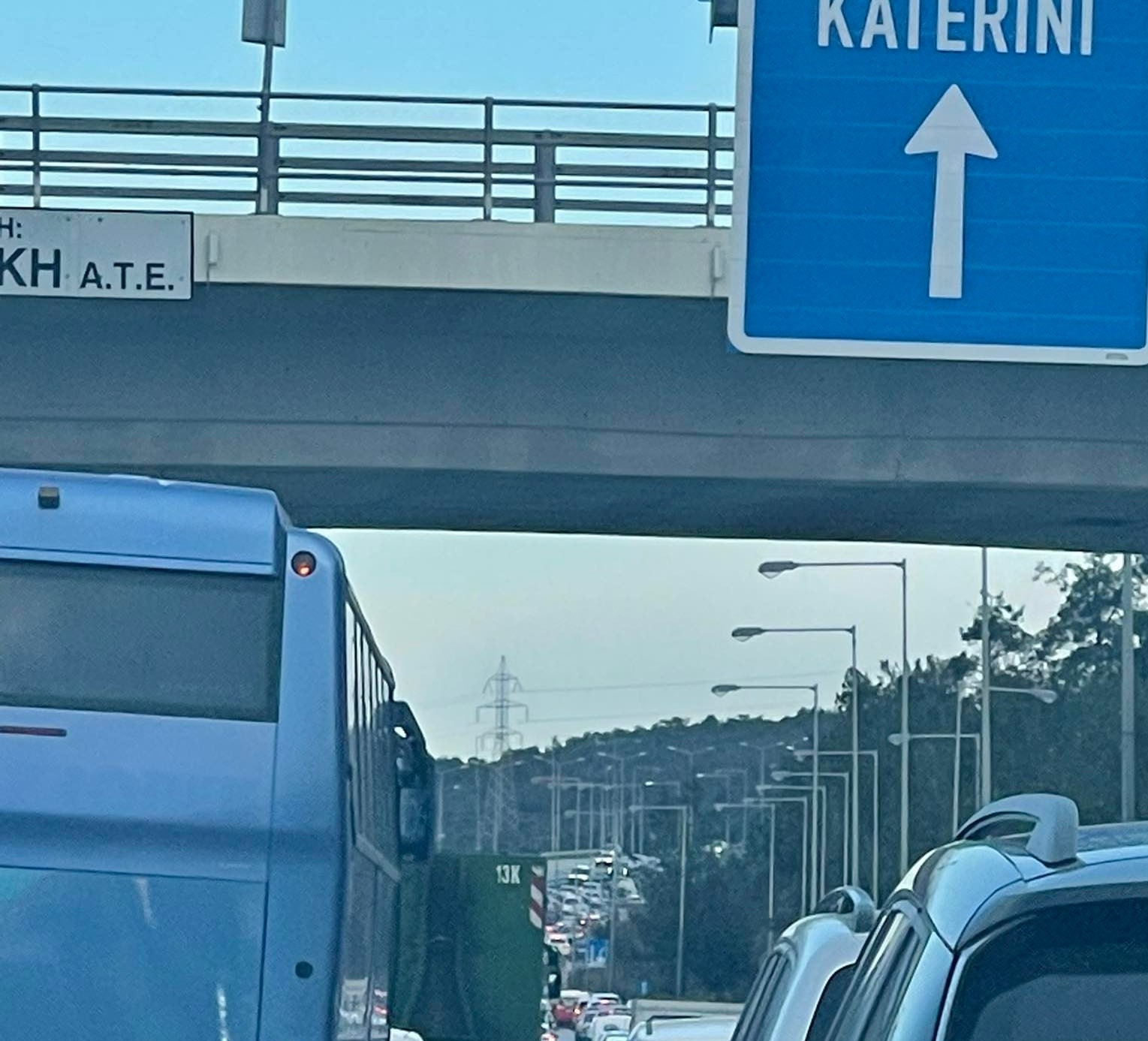 Μετωπική σύγκρουση 2 ΙΧ στη Θεσσαλονίκη