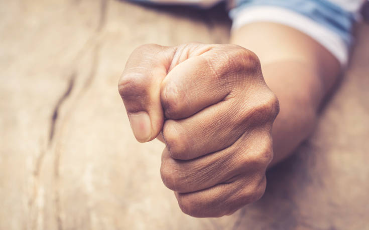 Θεσσαλονίκη: 21χρονος χτύπησε 86χρονη και της άρπαξε χρυσή αλυσίδα και σταυρούς