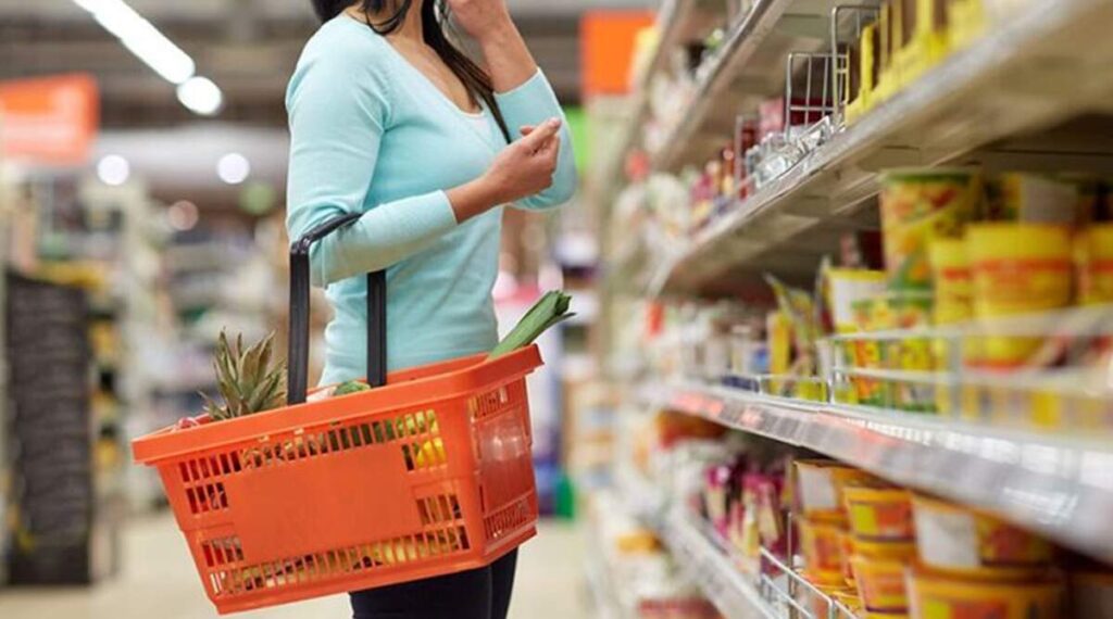 ΕΛΣΤΑΤ: «Κατεβάζει ταχύτητα» η κατανάλωση – Από πού κόβουν οι Έλληνες για να «βγει ο μήνας»