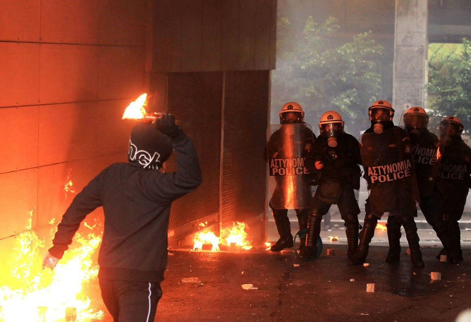 Εξάρχεια: Κουκουλοφόροι προσπάθησαν να εισβάλουν στη Νομική Σχολή – Τραυμάτισαν τρεις αστυνομικούς