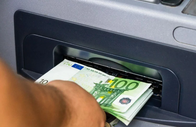 Σφίγγει ο κλοιός για τις αναλήψεις μετρητών