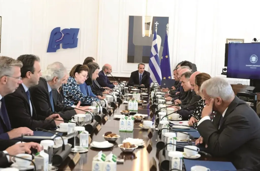 Μαξίμου: Eπιχείρηση αλλαγής ατζέντας