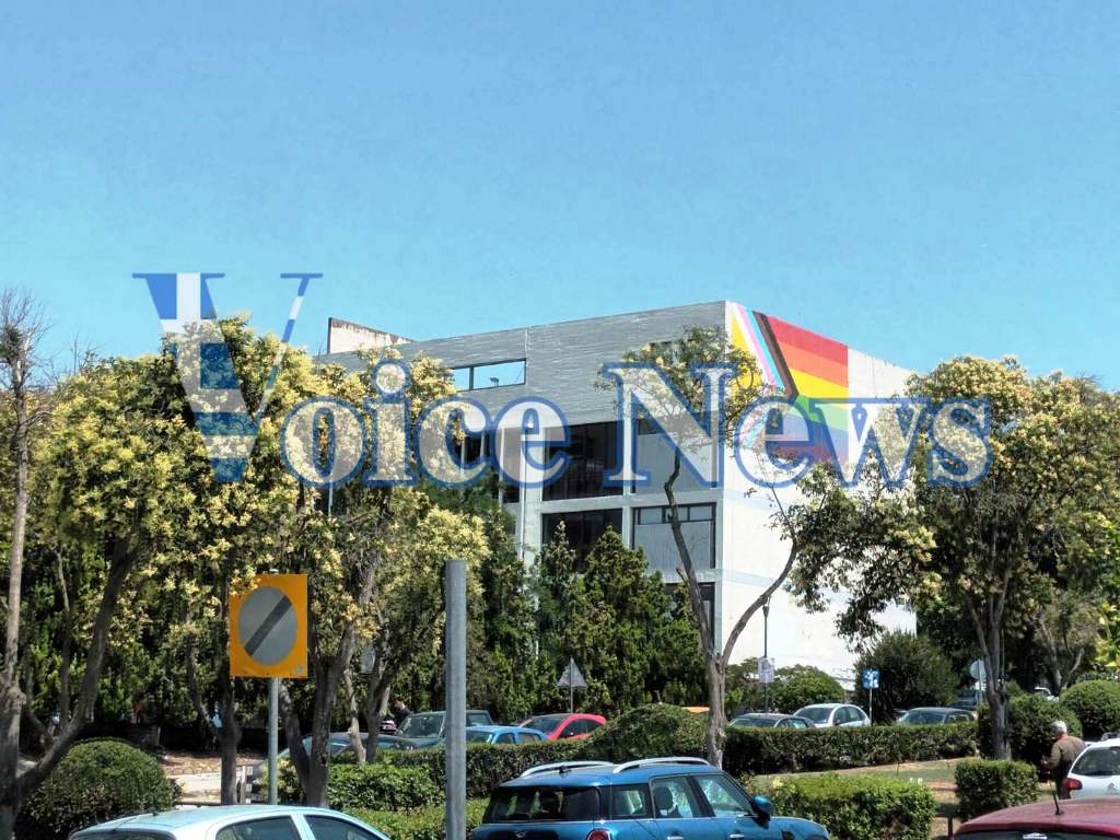 Εικόνες ντροπής στο ΑΠΘ – Κρέμασαν και φέτος την ΛΟΑΤΚΙ σημαία